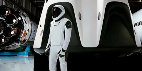 Traje espacial blanco de SpaceX para astronautas de la cápsula Dragon