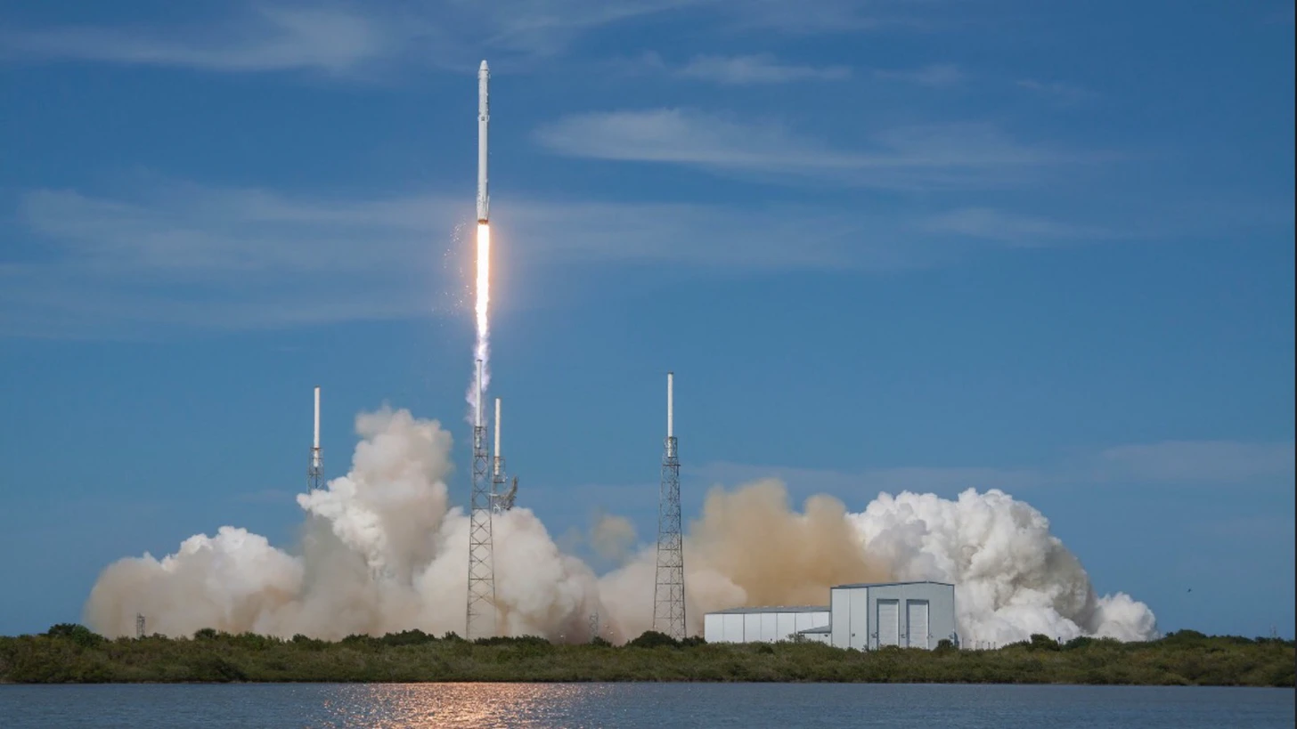 Falcon 9 de SpaceX preparado para una misión comercial de telecomunicaciones