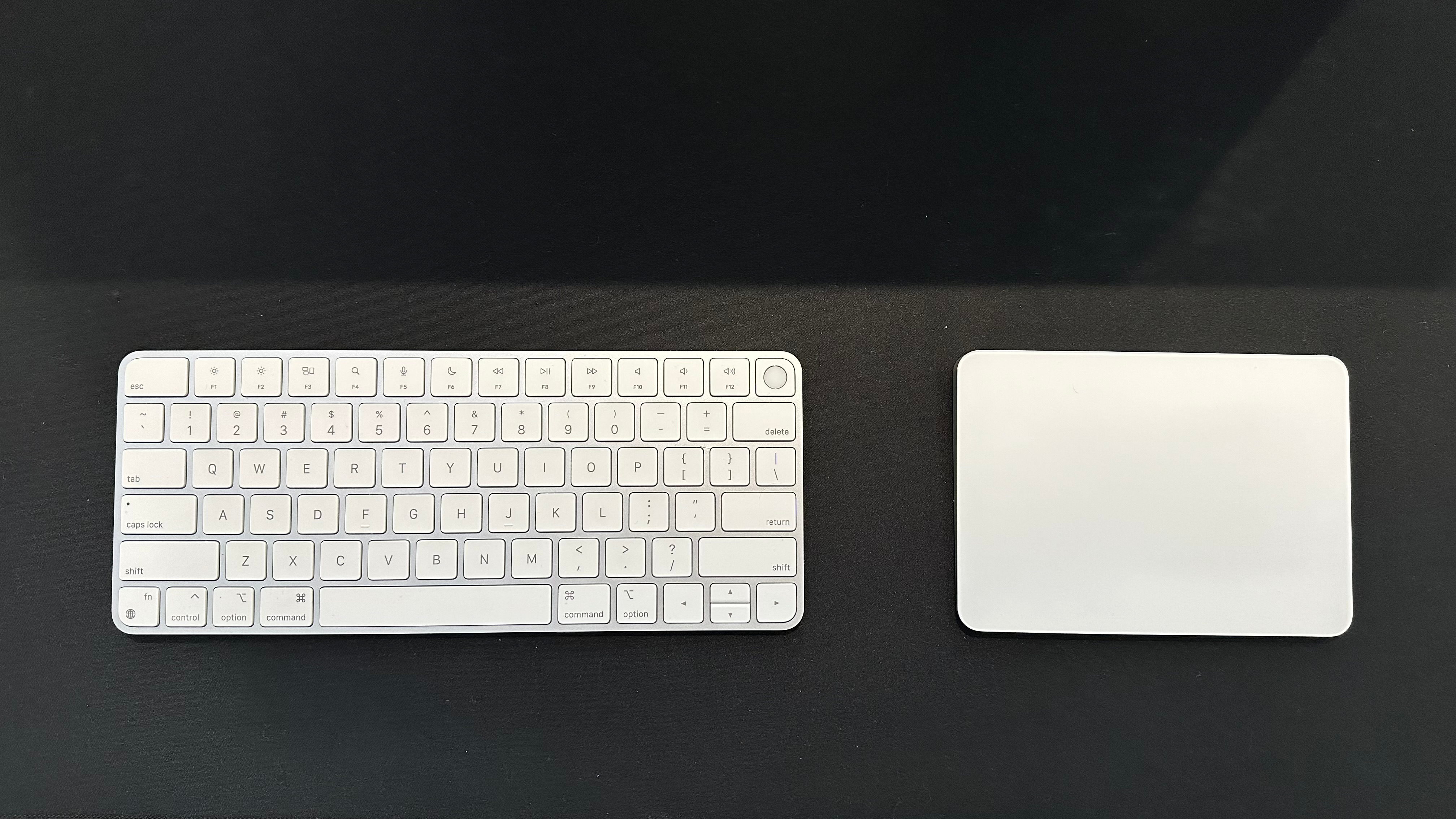 Magic Keyboard con Touch ID y Magic Trackpad en escritorio
