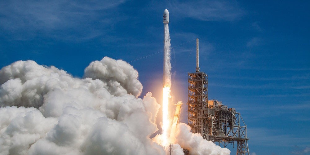 Lanzamiento de un Falcon 9 de SpaceX durante una misión orbital