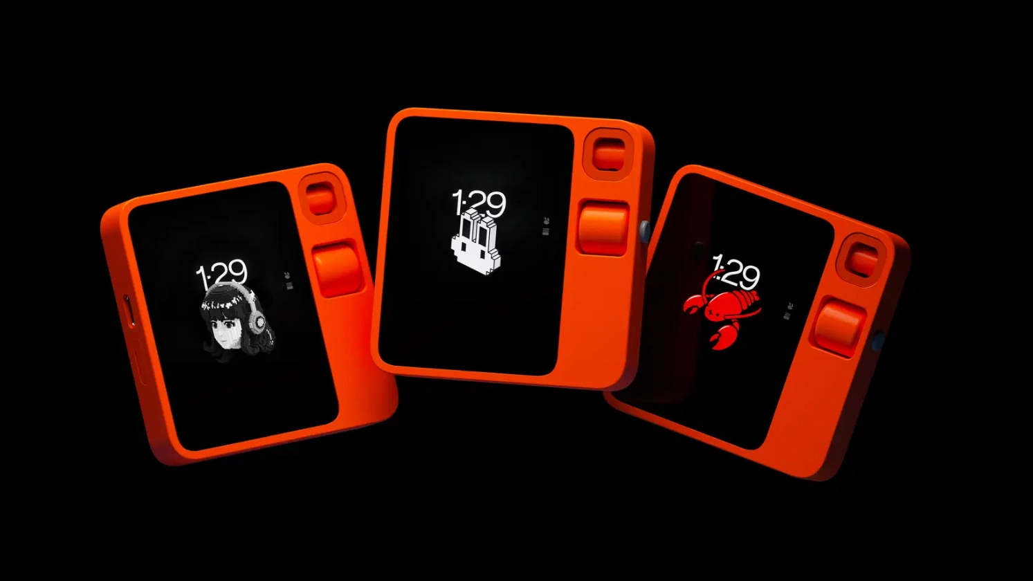 Tres dispositivos Rabbit R1 naranjas sobre fondo negro